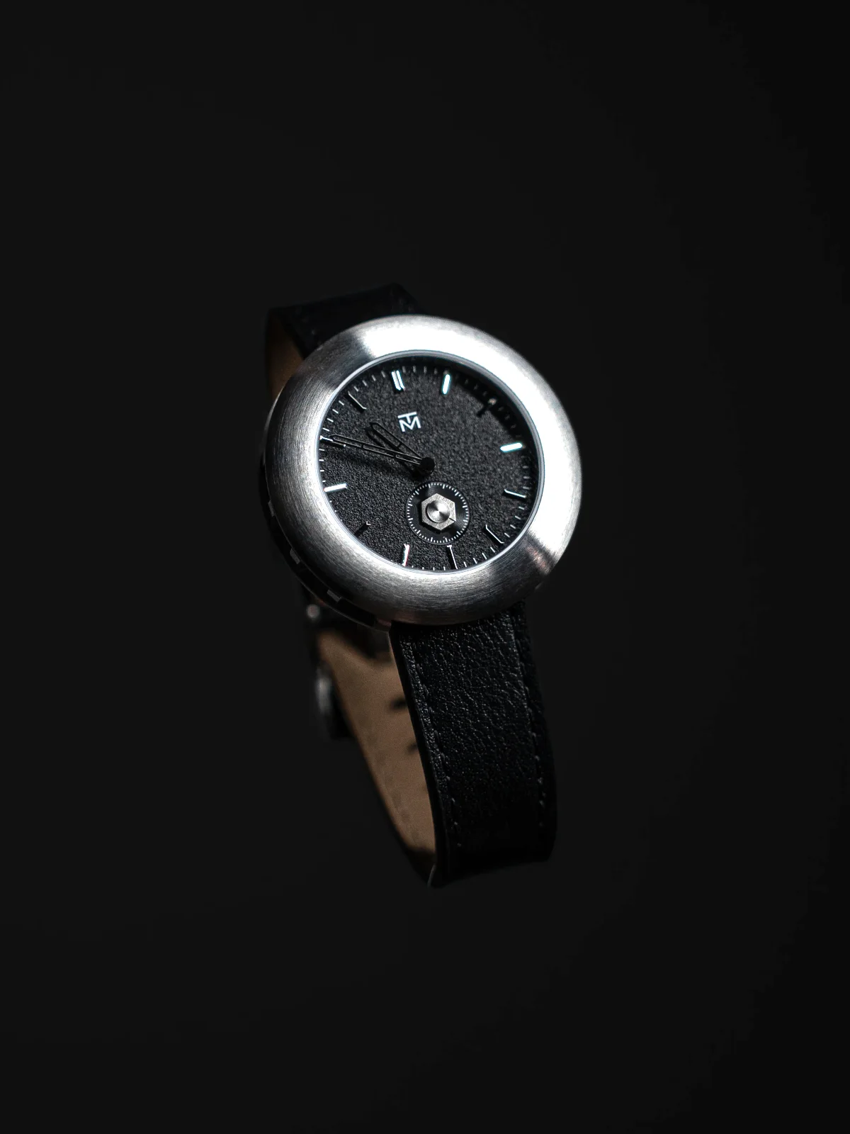 TOLEM TLM-01N — Fond noir